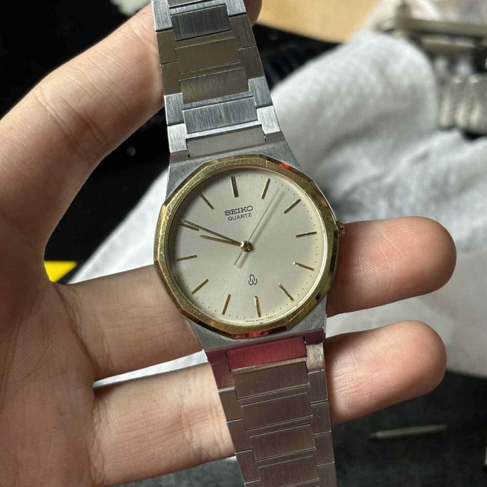 Vintage 1990s Seiko Quartz 6030-7060 33mm Men’s Watch
Seiko Gold Plated Bezel